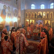 16 квітня митрополит Бориспільський і Броварський Антоній звершив вечірнє богослужіння в академічному храмі Різдва Богородиці.