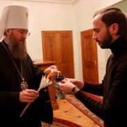 Офіційна делегація УПЦ на чолі із митрополитом Бориспільським і Броварським Антонієм доставила в Україну Благодатний Вогонь