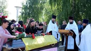 Священнослужителі Березані відспівали захисника України.