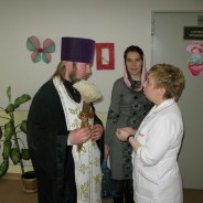 Священик окрописв Іоралнською водою приміщення Київського інституту серця