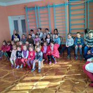 КОРЖІ. Священик привітав з Пасхою Христовою вихованців та працівників дитячого садочка