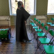 КОРЖІ. Священик взяв участь у відкритті нових читальних залів сільської бібліотеки