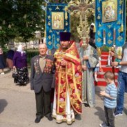 ПЛОСКЕ. На свято Георгія Побідоносця священик звершив панахиду біля пам'ятника загиблим воїнам у Другій світовій війні