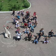  МОРОЗІВКА. Учні місцевої школи разом з батьками та священиком організували благодійний візит у Київському обласному центрі реабілітації дітей