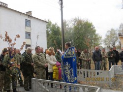 ЖУКІН. В День захисника України священик освятив пам’ятник на честь загиблих воїнів
