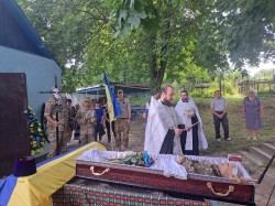 Духовенство Березані відспівало захисника України