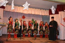 ЄРКІВЦІ. Священик привітав місцевий народний хор із 20-річчям