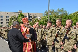 ДІВИЧКИ 1. Священик благословив на військову службу новобранців