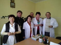 МОРОЗІВКА. Священик привітав з Великоднем працівників амбулаторії