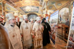 Митрополит Антоній взяв участь у відкритті фотовиставки про історію Української Православної Церкви після Харківського Архієрейського Собору