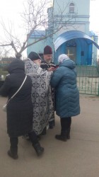 ПОГРЕБИ. Православна громада села у неділю молилася біля воріт храму