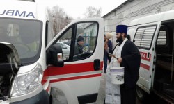 БРОВАРИ. Священик освятив автомобілі швидкої допомоги у центральній районній лікарні