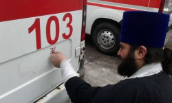 БРОВАРИ. Священик освятив автомобілі швидкої допомоги у центральній районній лікарні