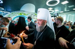 Делегація Української Православної Церкви привезла Благодатний вогонь в Україну