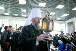 Делегація Української Православної Церкви привезла Благодатний вогонь в Україну