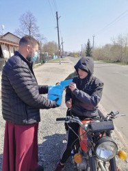 КИЙЛІВ. Священник роздав медичні маски місцевому населенню