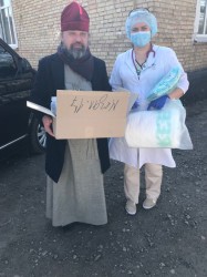 ЩАСЛИВЕ. Священник передав у місцеву лікарню засоби індивідуального захисту