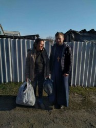 ЯБЛУНЕВЕ. Напередодні пасхальних свят священник надав благодійну допомогу багатодітним родинам