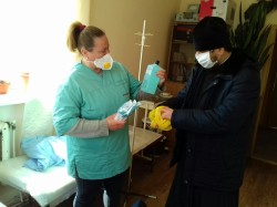 Священник передав амбулаторіям в селах Коржі та Пилипче антисептик та захисні маски