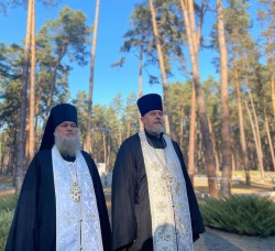 Єпископ Згурівський Амвросій на Бикивнянських могилах помолився за розстріляних радянською владою священників