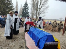 У Садовому священнослужителі звершили поховання захисника України.