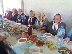 РУСАНІВ. Священики взяли участь в організації благодійного обіду для стареньких та немічних людей