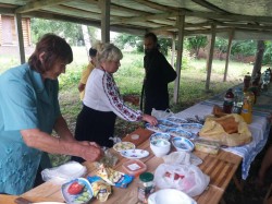 РУСАНІВ. Священики взяли участь в організації благодійного обіду для стареньких та немічних людей