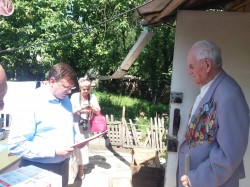 БРОВАРИ. Священик разом із мером привітав найстарішого ветерана міста із 100-річчям