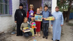 МОРОЗІВКА. Настоятель спільно з соціальним ввіділом Києво-Печерської Лаври відвідав з благодійною допомогою багатодітні сім'ї своєї парафії