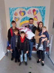Потрібна допомога багатодітній сім'ї священника Бориспільської Єпархії УПЦ,  будинок якої зазнав руйнування внаслідок вибуху снаряду