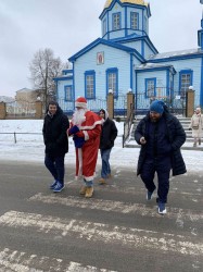 ПЛОСКЕ. Напередодні Новорічних та Різдвяних свят настоятель Свято-Покровської церкви відвідав з допомогою нужденних