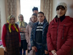 КАТЮЖАНКА. Вихованці недільної школи відвідали будинок престарілих в смт Димер