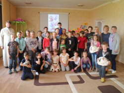 МОРОЗІВКА. Учні місцевої школи разом із батьками та священиком організували благодійний візит до обласного центру реабілітації дітей