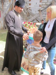КОРЖІ. На Пасху священик привітав сім’ї українських воїнів та волонтерів