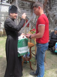 КОРЖІ. На Пасху священик привітав сім’ї українських воїнів та волонтерів