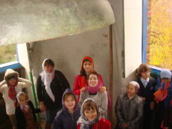 Дитяча театральна студія «Радощі» подарувала вихованцям Недільної школи в селі Зазим'є виставу «Мудрий Цар»