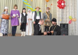 Дитяча театральна студія «Радощі» подарувала вихованцям Недільної школи в селі Зазим'є виставу «Мудрий Цар»
