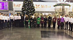 БОРИСПІЛЬ. Студенти Київських духовних шкіл влаштували Різдвяний флешмоб в міжнародному аеропорту «Бориспіль» (+відео)