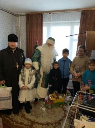 ПЛОСКЕ. Священик напередодні новорічних свят відвідав малозабезпечених, сиріт, багатодітні сім'ї та воїнів АТО