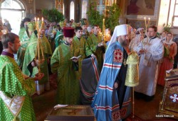 У день Святого Духа керуючий Бориспільською єпархією звершив Божественну літургію в Свято-Троїцькому храмі м. Бровари