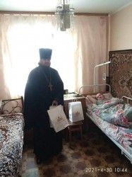 До свята Великодня священники Бориспільської єпархії відвідують будинки престарілих з благодійною провізією